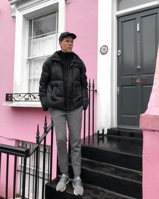 Какие куртки-пуховики носить с темно-серыми кроссовками мужчине