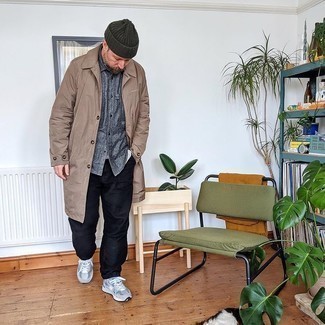 Какие дождевики носить с темно-серыми кроссовками мужчине