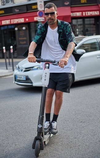 Какие шорты носить с темно-серыми кроссовками мужчине