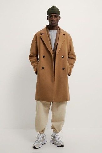 Какие спортивные штаны носить с темно-серыми кроссовками мужчине