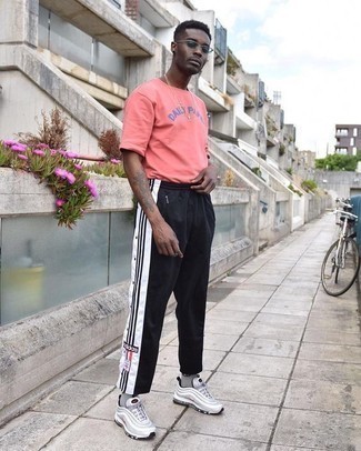 Какие спортивные штаны носить с темно-серыми кроссовками мужчине