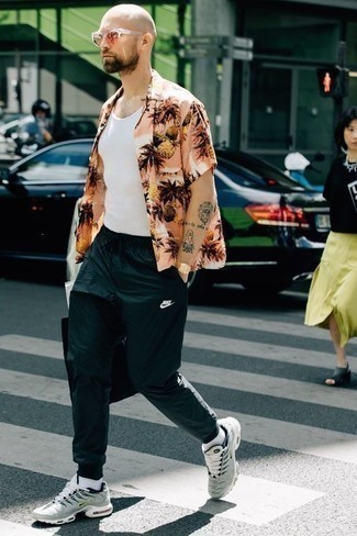 Какие спортивные штаны носить с темно-серыми кроссовками мужчине
