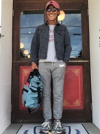 Какие спортивные штаны носить с темно-серыми кроссовками мужчине