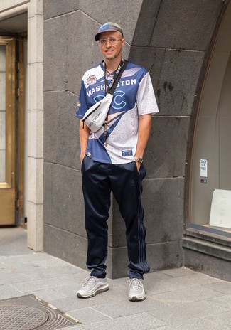 Какие спортивные штаны носить с темно-серыми кроссовками мужчине