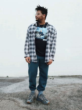 Какие спортивные штаны носить с темно-серыми кроссовками мужчине