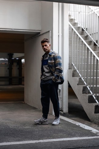 Какие спортивные штаны носить с темно-серыми кроссовками мужчине