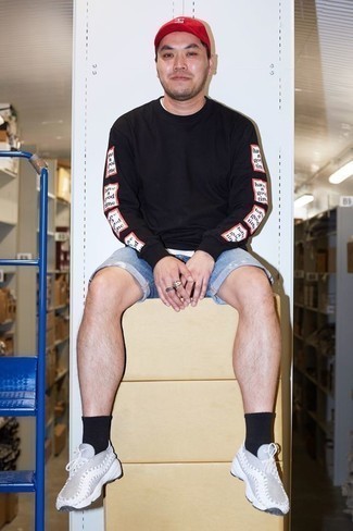 Какие свитшоты носить с темно-серыми кроссовками мужчине