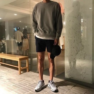 Какие свитшоты носить с темно-серыми кроссовками мужчине