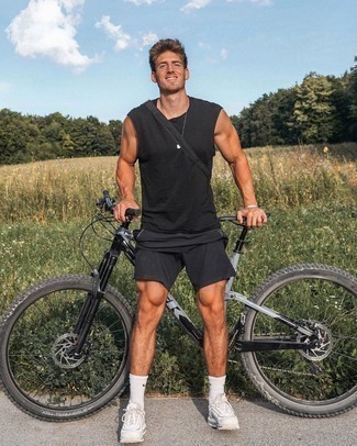 Какие майки носить с темно-серыми кроссовками мужчине