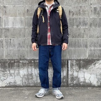 Какие ветровки носить с темно-серыми кроссовками мужчине