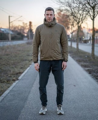 Какие ветровки носить с темно-серыми кроссовками мужчине