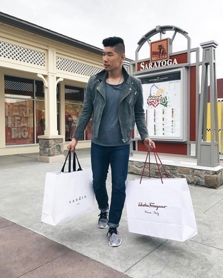 Какие кроссовки носить с темно-серой косухой мужчине