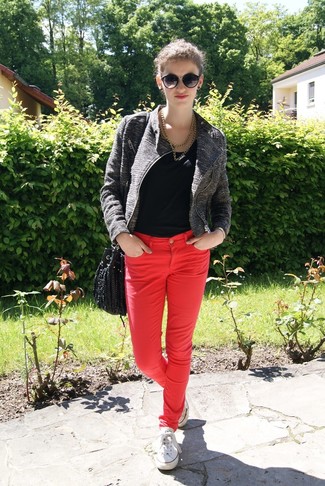 Какие джинсы носить с темно-серой косухой женщине