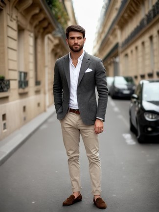 Как носить темно-серый пиджак с бежевыми брюками чинос