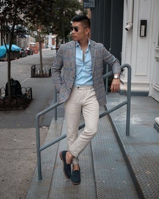 Как носить темно-серый пиджак с бежевыми брюками чинос