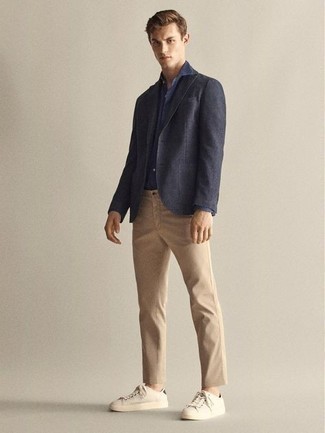 Как носить темно-серый пиджак с бежевыми брюками чинос