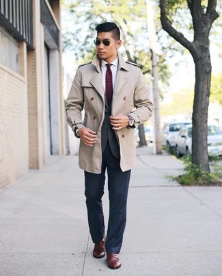 Как носить темно-серый пиджак с бежевым плащом мужчине
