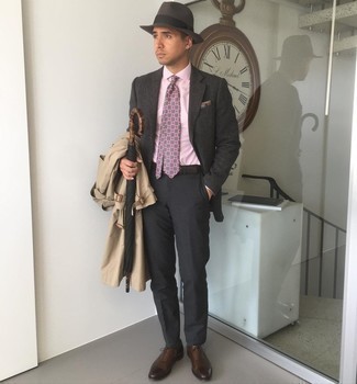 Как носить темно-серый пиджак с бежевым плащом мужчине