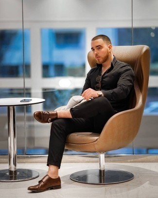 Как носить темно-серый пиджак с черными брюками чинос