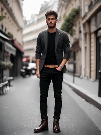 Как носить темно-серый пиджак с черными джинсами мужчине