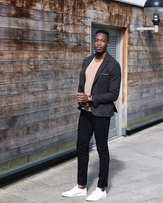 Как носить темно-серый пиджак с черными джинсами мужчине