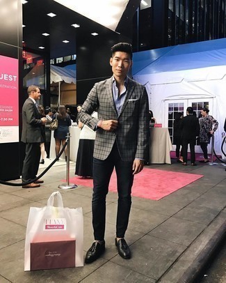 Как носить темно-серый пиджак с черными джинсами мужчине