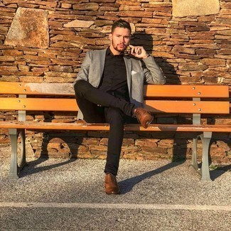 Как носить темно-серый пиджак с черными джинсами мужчине