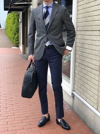 Как носить темно-серый пиджак с черными кожаными лоферами мужчине