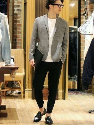 Как носить темно-серый пиджак с черными кожаными лоферами мужчине