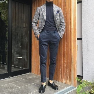 Как носить темно-серый пиджак с черными кожаными лоферами мужчине