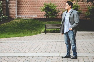 Как носить темно-серый пиджак с черными кожаными лоферами мужчине