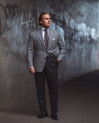 Как носить темно-серый пиджак с черными кожаными лоферами мужчине