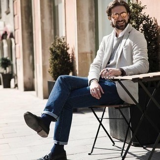 Как носить темно-серый пиджак с черными кожаными лоферами мужчине