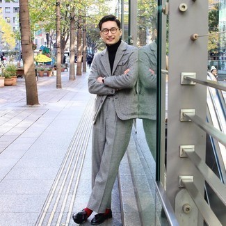 Как носить темно-серый пиджак с черными кожаными лоферами мужчине