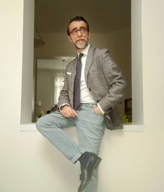 Как носить темно-серый пиджак с черными кожаными лоферами мужчине