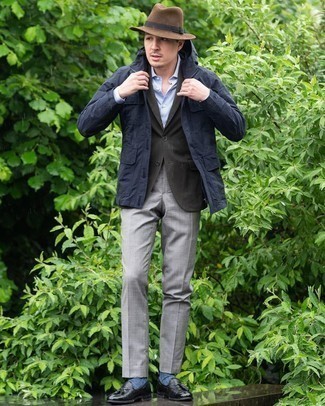 Как носить темно-серый пиджак с черными кожаными лоферами мужчине