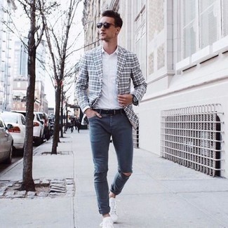 Как носить темно-серый пиджак с синими рваными джинсами мужчине