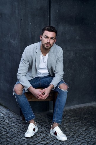 Как носить темно-серый пиджак с синими рваными джинсами мужчине