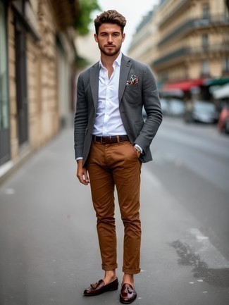 Как носить темно-серый пиджак с коричневыми брюками чинос