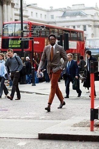 Как носить темно-серый пиджак с коричневыми брюками чинос