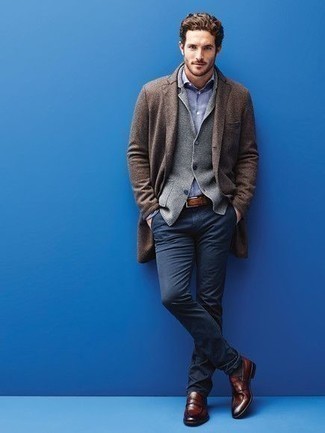 Как носить темно-серый пиджак с коричневыми кожаными лоферами мужчине