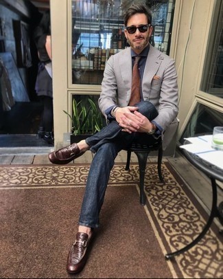 Как носить темно-серый пиджак с коричневыми кожаными лоферами мужчине