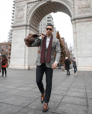 Как носить темно-серый пиджак с коричневыми кожаными лоферами мужчине