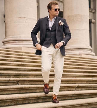 Как носить темно-серый пиджак с коричневыми кожаными лоферами мужчине