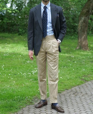 Как носить темно-серый пиджак с коричневыми кожаными лоферами мужчине