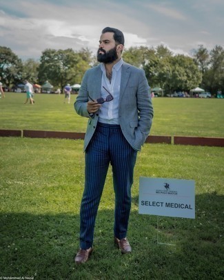 Как носить темно-серый пиджак с коричневыми кожаными лоферами мужчине