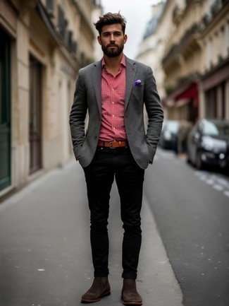 Как носить темно-серый пиджак с коричневыми замшевыми ботинками дезертами