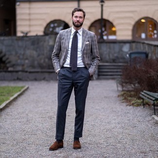 Как носить темно-серый пиджак с коричневыми замшевыми лоферами мужчине