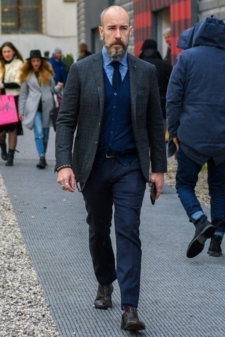 Какие кардиганы носить с темно-серым пиджаком мужчине