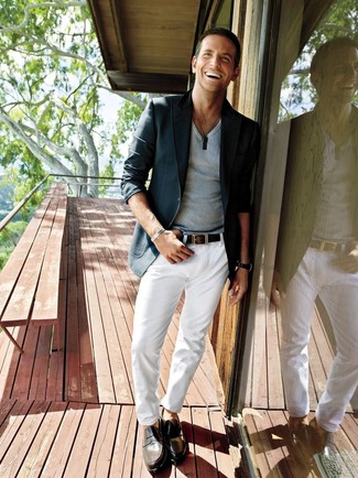 Какие брюки чинос носить с темно-серым пиджаком
